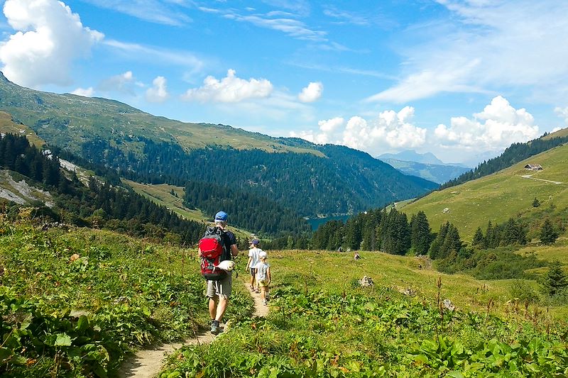 Du lac des Fées vers le lac de Saint-Guérin - Auvergne-Rhône-Alpes - France