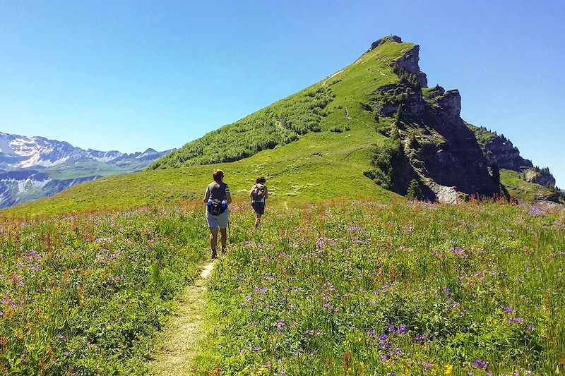 Randonneurs dans le secteur la Roche Parstire - Auvergne-Rhône-Alpes - France