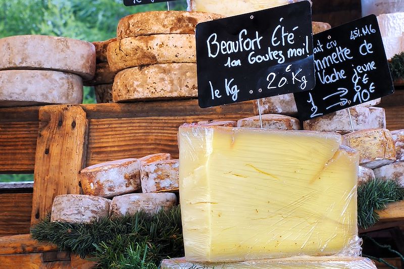 Vente de Beaufort d'Alpage sur un marché - Savoie - France