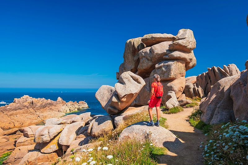 Randonneuse sur la Côte de Granit Rose - Perros-Guirec - France
