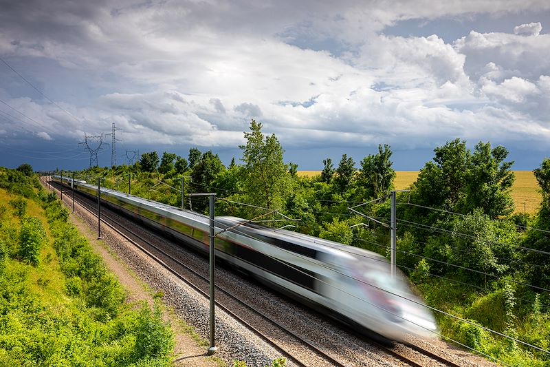 TGV traversant la campagne française