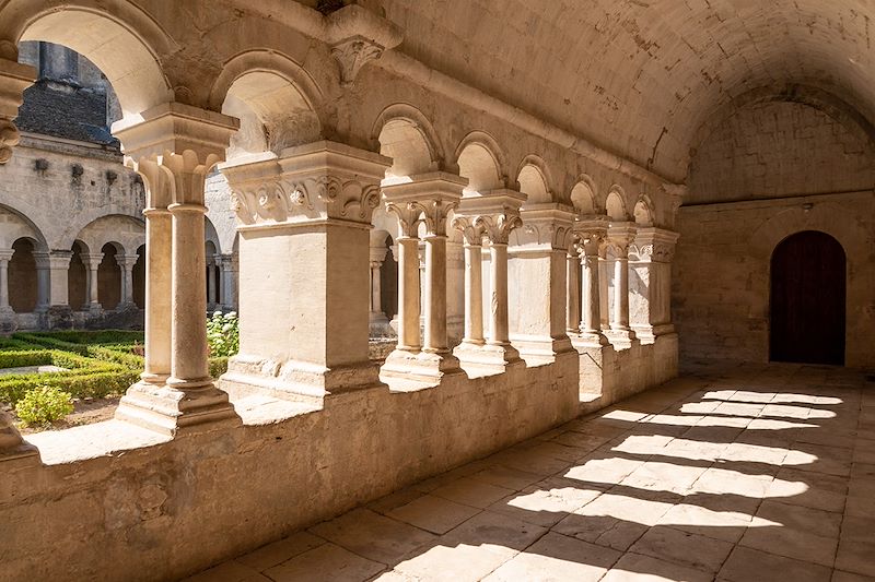 Cloître de l'Abbaye Notre-Dame de Sénanque - Gordes - Vaucluse - France