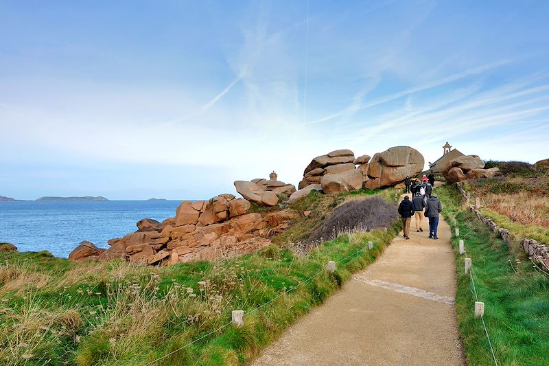 Sentier côtier de la Côte de granit rose en hiver - Bretagne - France