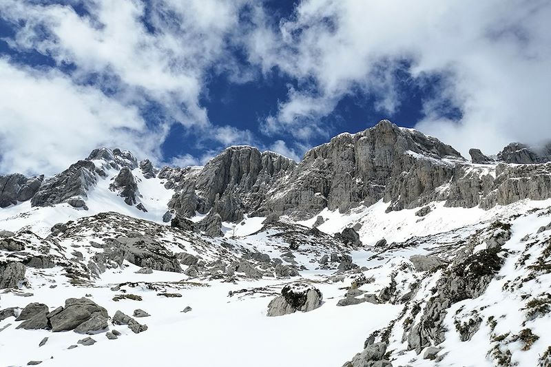 Montagnes enneigées du cirque de Lescun - Vallée d'Aspe - France