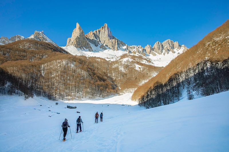 Raquettes et paysages sauvages dans les vallées d’Aspe et d’Ossau, au cœur des Pyrénées béarnaises