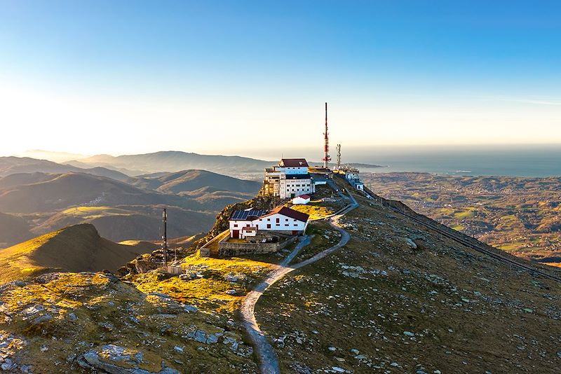 Randonnée hivernale entre reliefs pyrénéens, sentiers côtiers et traditions locales, pour clôturer l'année en beauté !