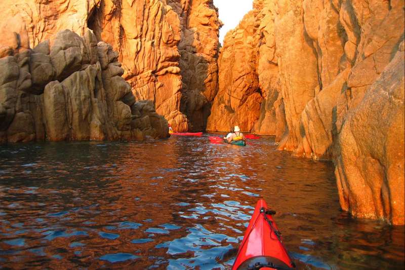 Pagayez d’Ajaccio à Scandola à la découverte des plus beaux spots de kayak de la partie nord de l'île de beauté !
