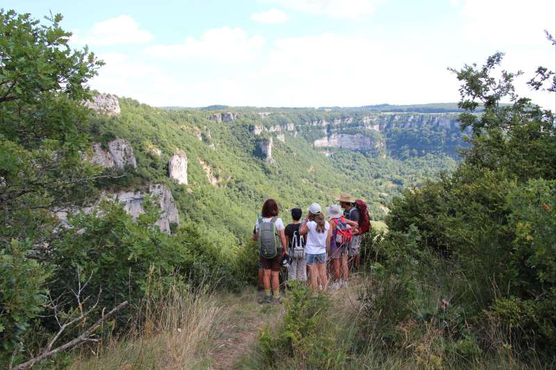 Randonnée familiale en Aveyron alliant découvertes historiques et ludiques, baignades et vie au grand air !
