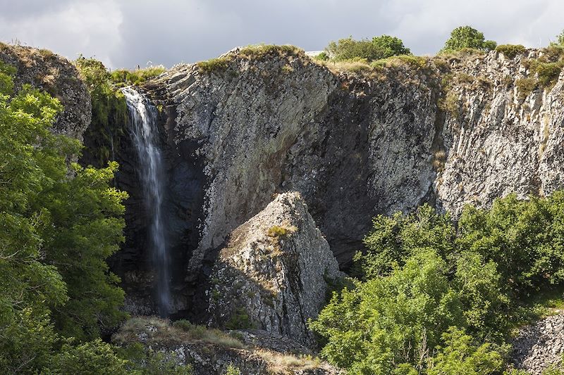 Grotte et cascade de Déroc près de Nasbinals - Aubrac - France