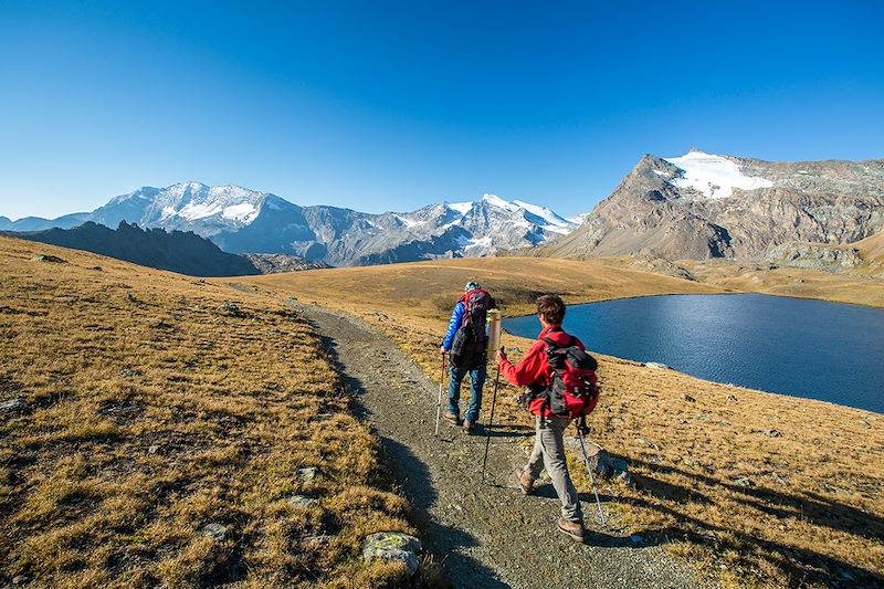 Randonneurs le long du lac de Rosset - Massif du Grand-Paradis - Italie