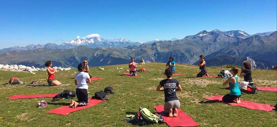 Randonnée et stage yoga : bien-être au grand air dans les décors des Pré-Alpes de Savoie, en gîte authentique...