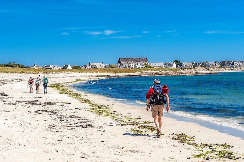 Randonneurs sur la plage du Guilvinec - Pointe de Penmarc'h - France