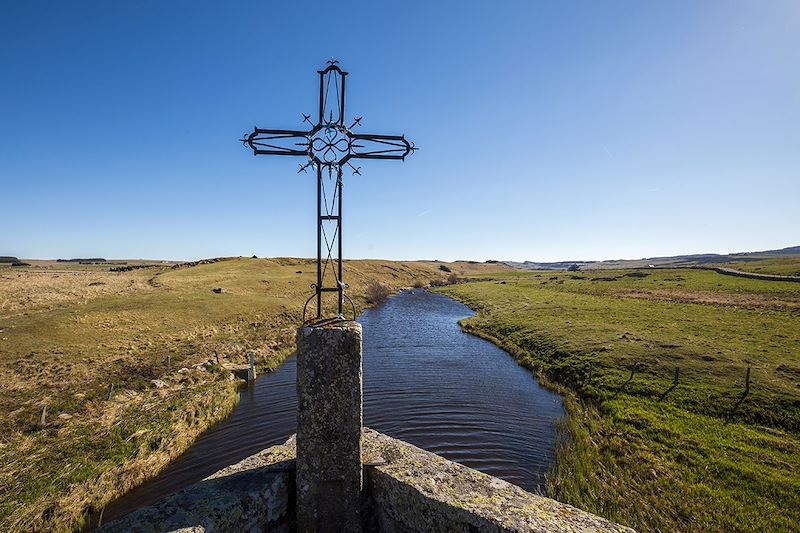 La rivière le Bès et le pont de Marchastel près de Nasbinals - Aubrac - France