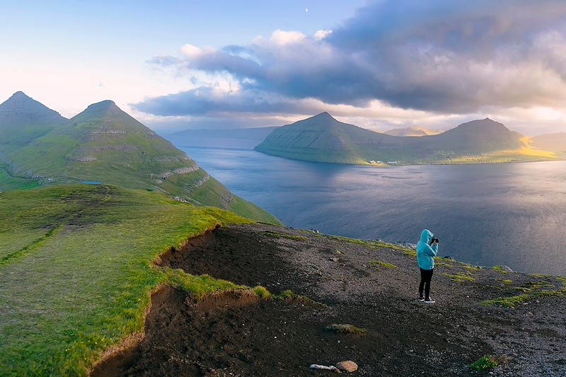 Au sommet de Klakkur - île de Borðoy - îles Féroé - Danemark