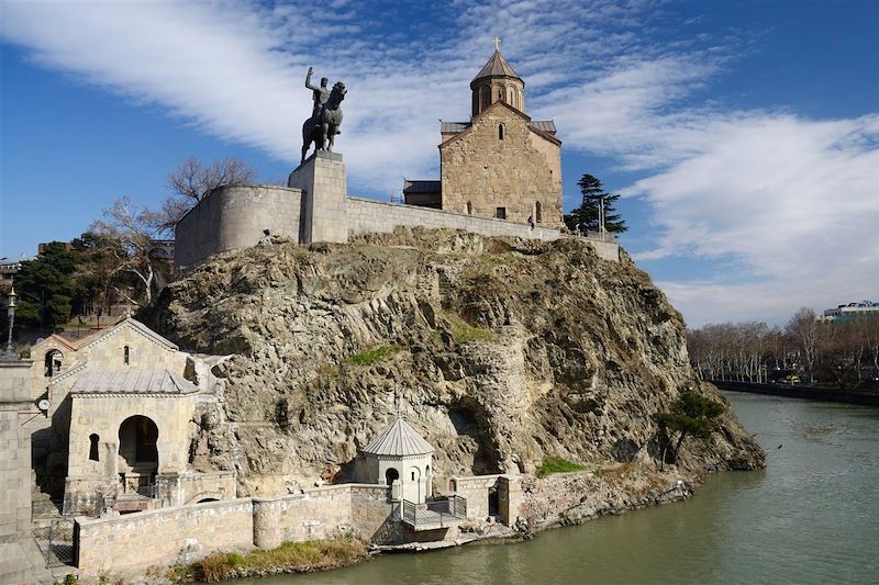 L'église Metekhi et la statue de Vakhtang Ier d'Ibérie - Tbilissi - Géorgie