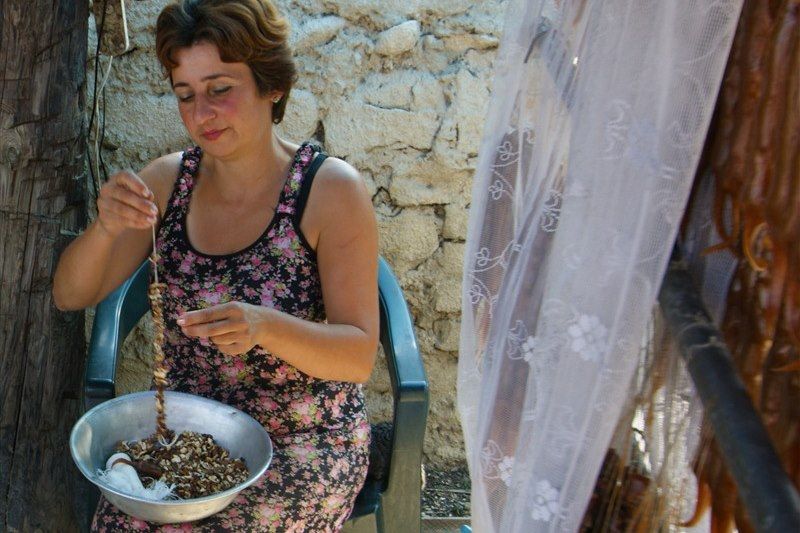 Femme géorgienne préparant des Churchkhela