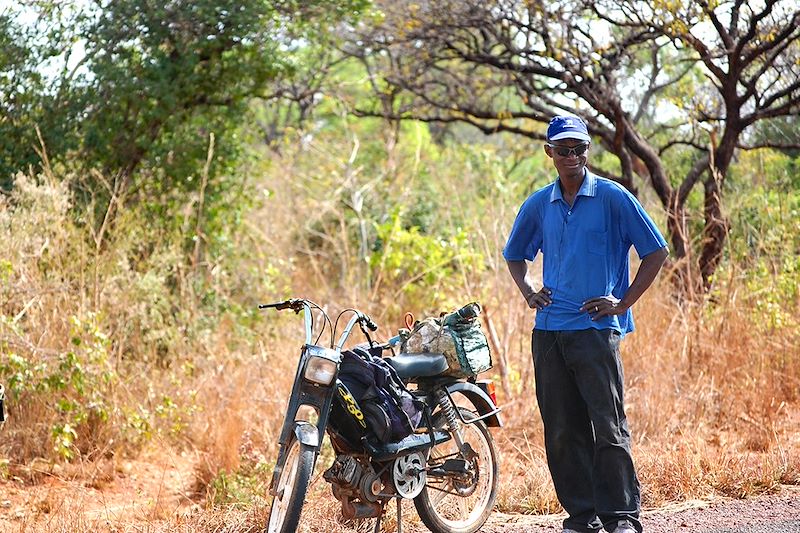 Immersion en mobylette dans la vie ghanéenne entre forêts tropicales, histoire coloniale et rencontres authentiques