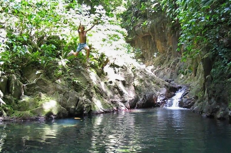 Baignade dans une rivière en Guadeloupe