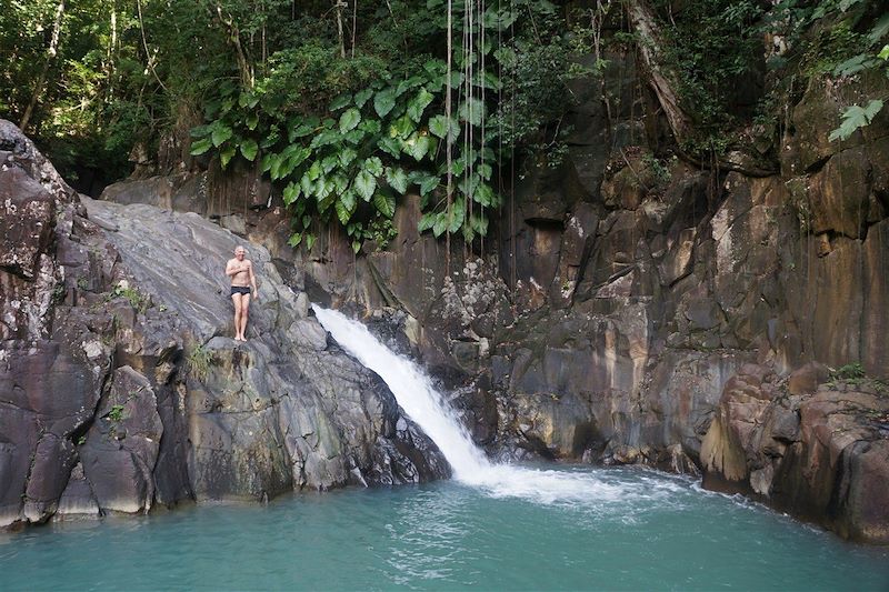 Baignade dans une rivière en Guadeloupe