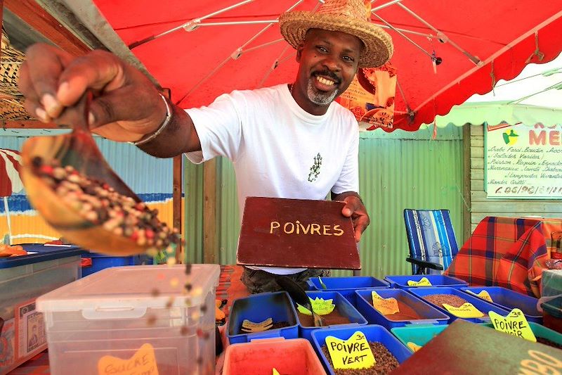 Vendeur au marché - Trois Rivières - Guadeloupe