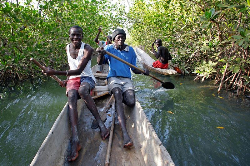 En pirogue dans la mangrove au Sénégal