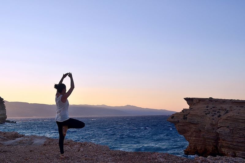 Yoga sur la plage en Grèce