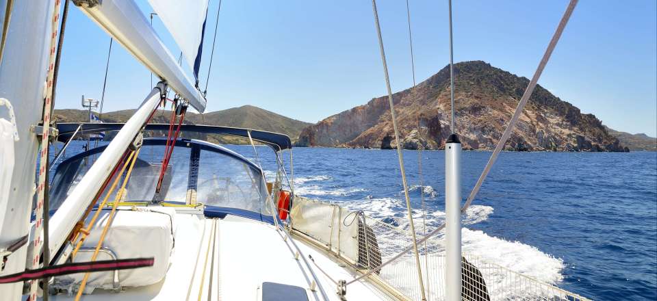 Découverte en voilier des plus belles îles grecques dans l’archipel des Cyclades, avec la possibilité de barrer le bateau