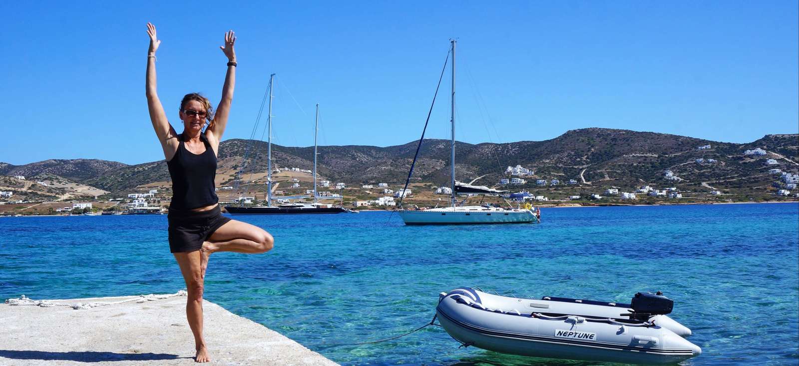 Image Yoga et voile active dans les Cyclades