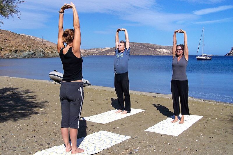Yoga et voile active dans les Cyclades