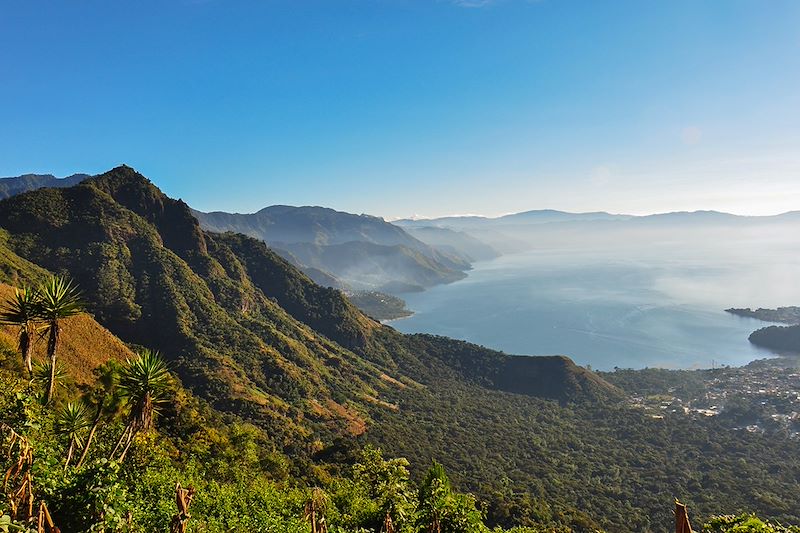 Nariz del Indio plongeant dans le lac Atitlán - Guatemala