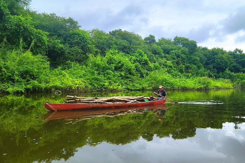 En pirogue vers Aguateca - Département du Petén - Guatemala