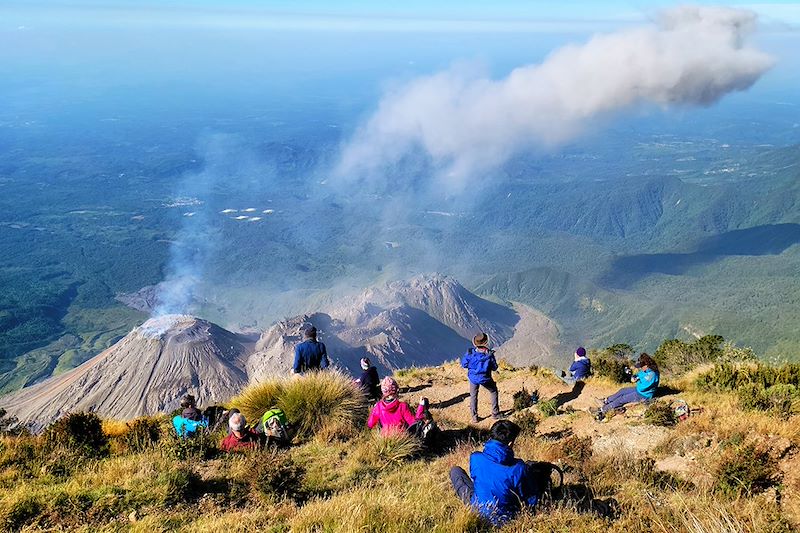 Éruption du volcan Santiaguito depuis le volcan Santa Maria - Guatemala
