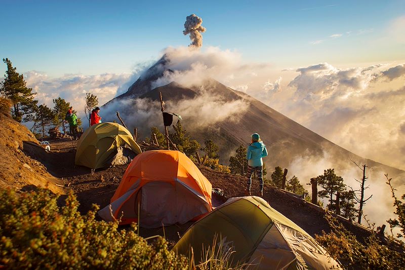Randonneurs au sommet du volcan Acatenango, en face du volcan Fuego - Guatemala 