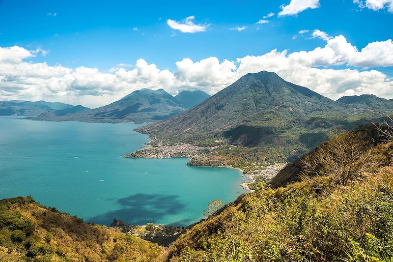 Vue sur le lac Atitlán et les trois volcans San Pedro, Atitlan et Toliman - Guatemala