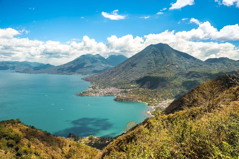 Vue sur le lac Atitlán et les trois volcans San Pedro, Atitlan et Toliman - Guatemala