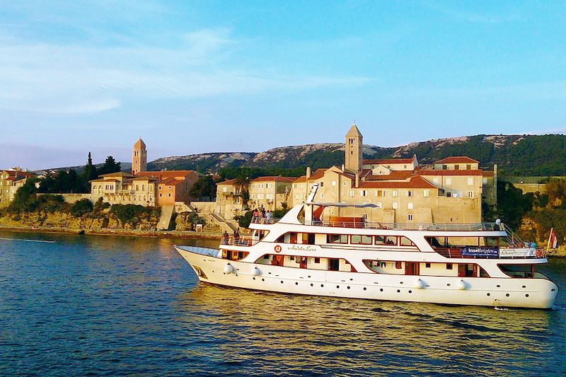 Bateau à l'île de Rab - Comitat de Primorje-Gorski Kotar - Croatie