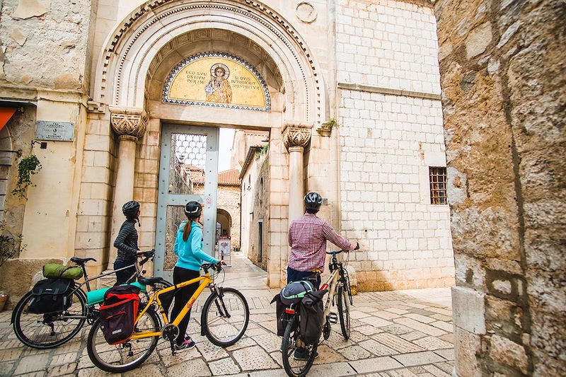 Cyclistes devant la Basilique euphrasienne de Porec - Comitat d'Istrie - Croatie