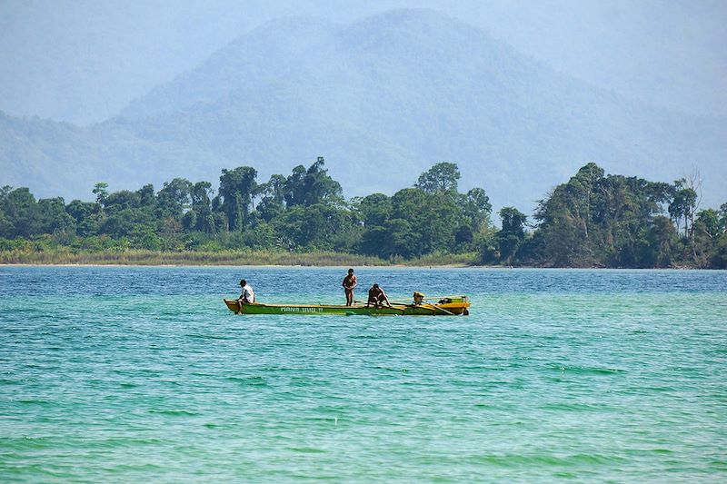 Sur le Lac Danau Poso près de Tentena - Sulawesi - Indonésie