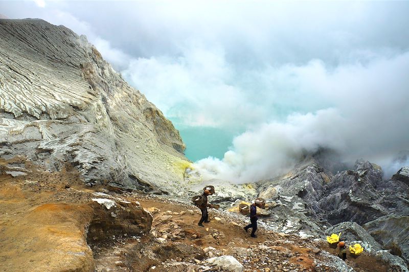 Extraction du soufre dans le cratère du volcan Kawah Ijen - Java - Indonésie 