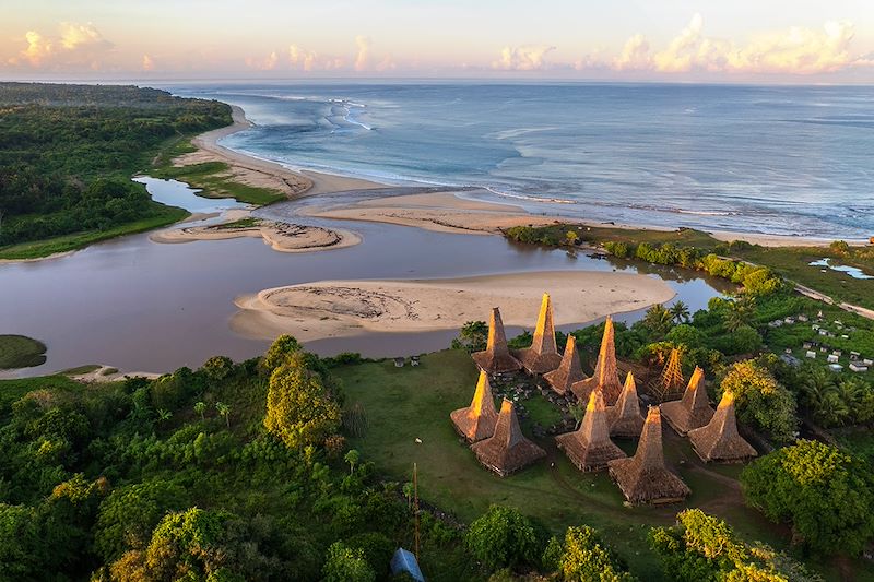 Voyage à Bali et Sumba : traditions d’Ubud, nature sauvage de Bali Barat, volcans de Kawah Ijen et mystères marins de Sumba.