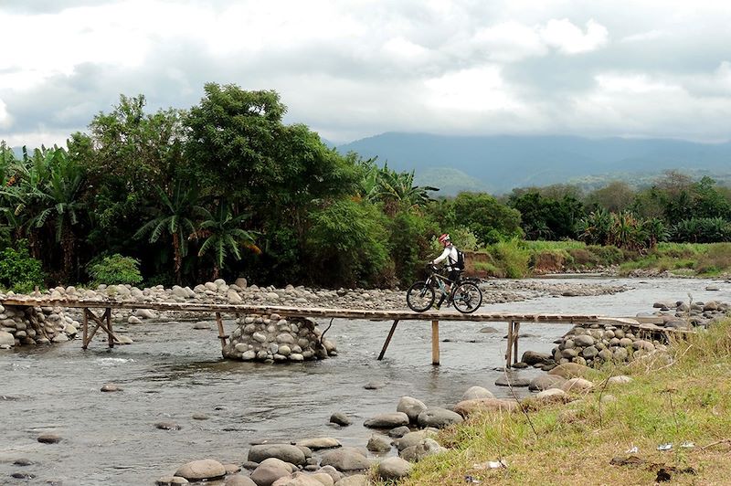 En vélo à Borong - Indonésie