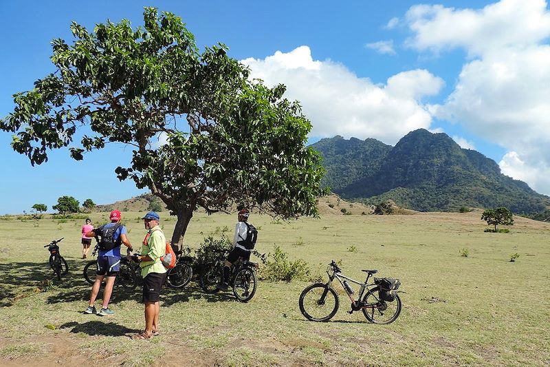 Randonnée en e-VTT entre rizières, mangrove, volcans, village traditionnel et détente sur les plages désertes