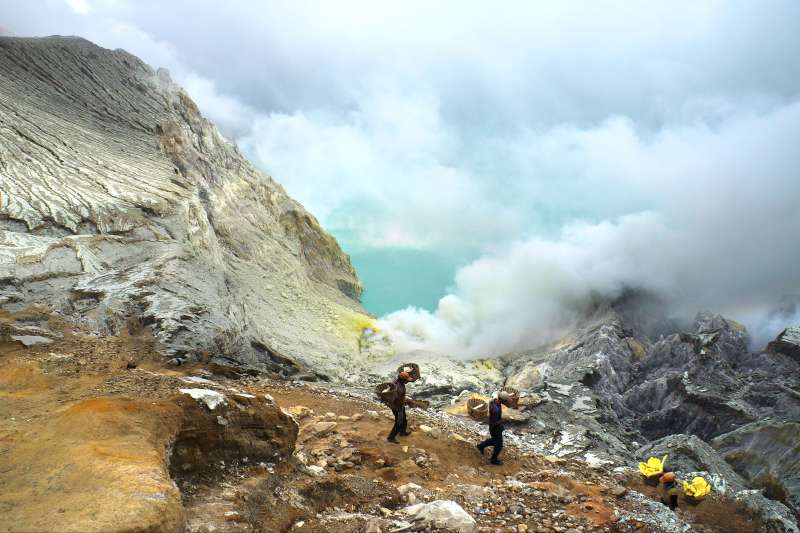 Extraction du soufre dans le cratère du volcan Kawah Ijen - Java - Indonésie 