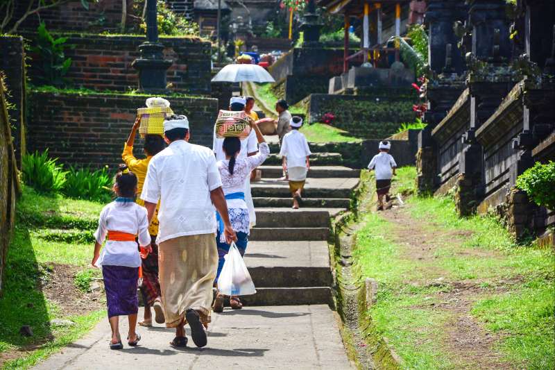 Balinais en habits traditionnels au temple Pura Besakih - Bali - Indonésie