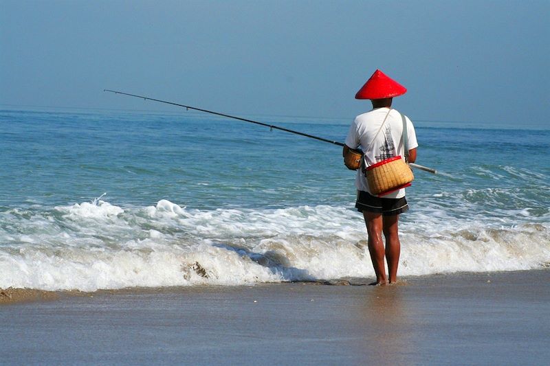 Pêcheur sur la plage - Bali - Indonésie