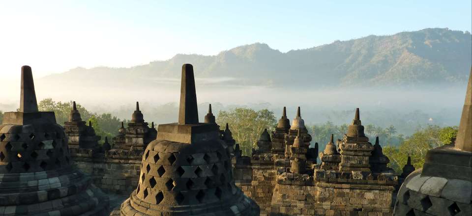 De Jogyakarta aux volcans de Java puis découverte de Bali:  plages, immersion en village et volcan du Mont Batur. Les essentiels! 