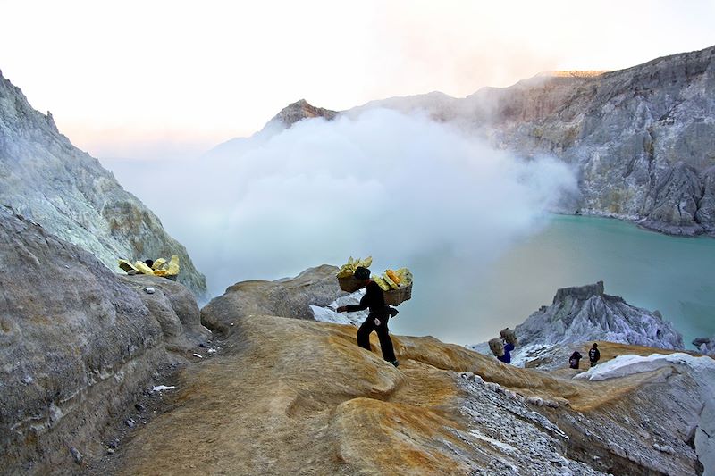 Mineurs de souffre à Kawah Ijen - Java - Indonésie