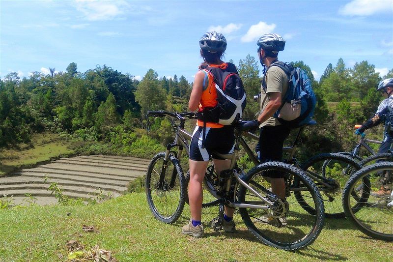 à VTT dans la région du lac Toba - Sumatra - Indonésie