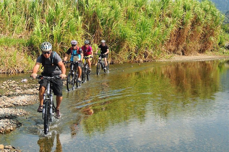 à VTT dans la région du lac Toba - Sumatra - Indonésie