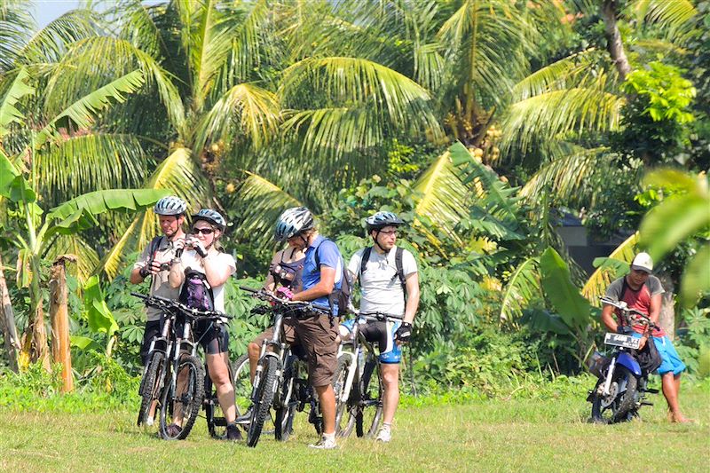 Bali, les 2 mains sur le guidon